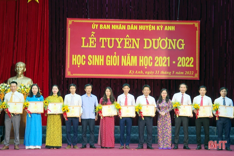 Huyện Kỳ Anh tuyên dương học sinh giỏi các cấp