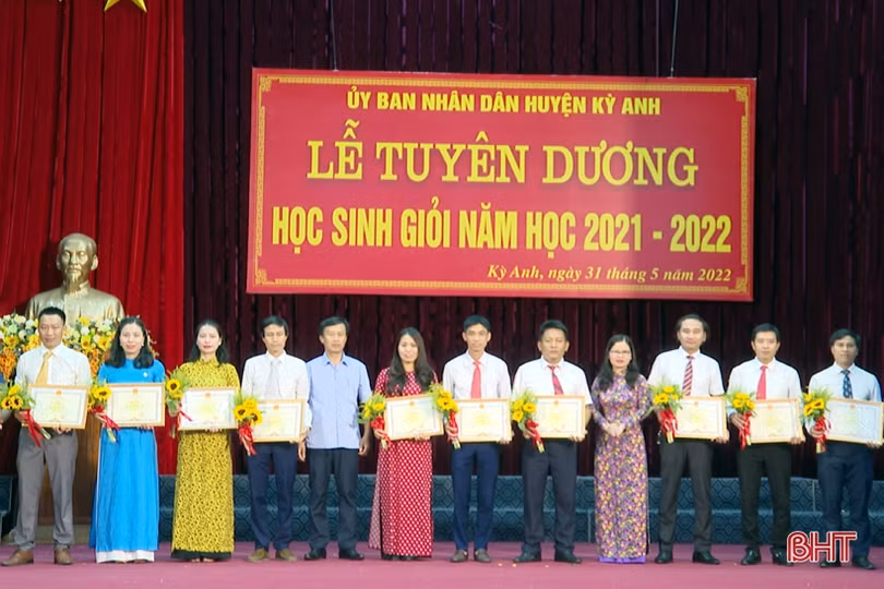 Huyện Kỳ Anh tuyên dương học sinh giỏi các cấp