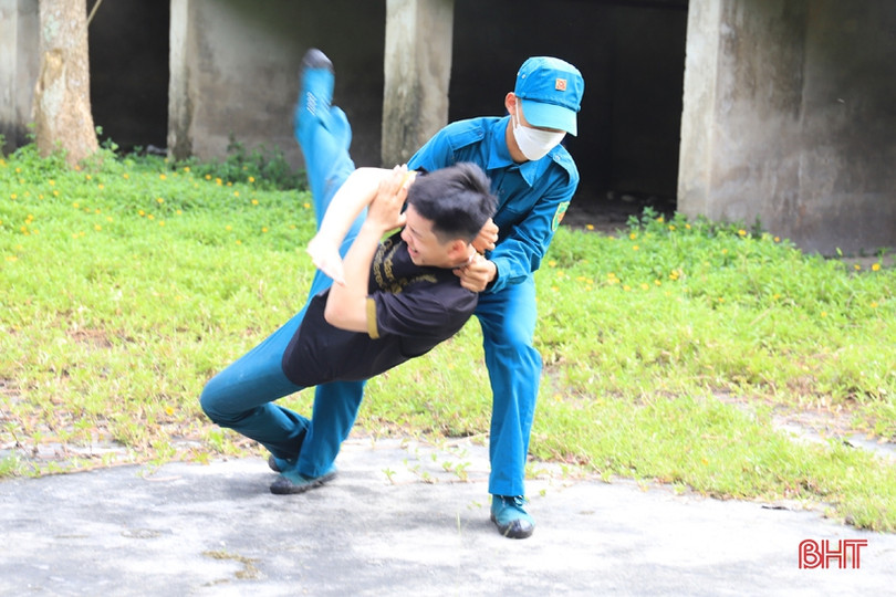 Xem “chiến sỹ sao vuông” thực hành khả năng chiến đấu