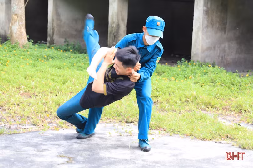 Xem “chiến sỹ sao vuông” thực hành khả năng chiến đấu