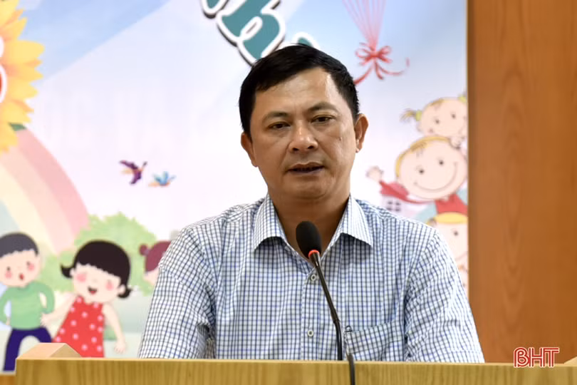 Lãnh đạo Hà Tĩnh tặng quà trẻ em đặc biệt khó khăn dịp Quốc tế thiếu nhi