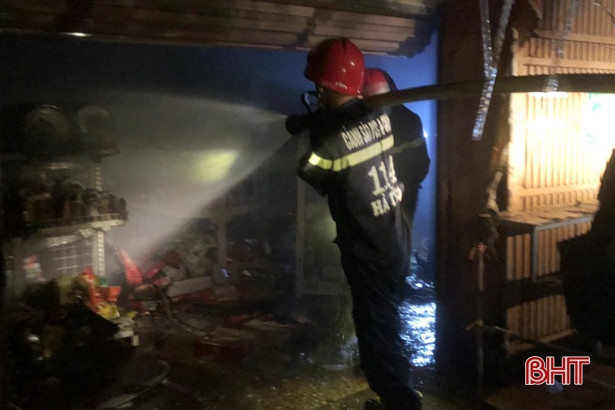 Hà Tĩnh: Kịp thời dập tắt đám cháy cửa hàng tạp hóa lúc rạng sáng