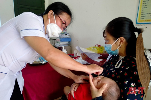 Trẻ em và phụ nữ sau sinh ở Hà Tĩnh được uống Vitamin A tại trạm y tế cấp xã vào ngày 1 và 2/6