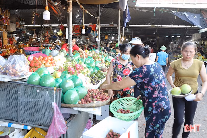 Chợ truyền thống ở Hà Tĩnh nhộn nhịp ngày tết Đoan Ngọ