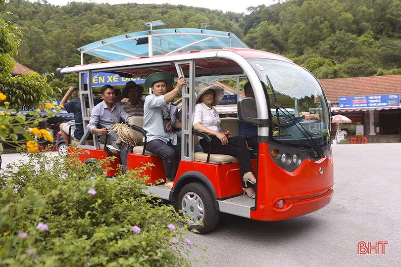 Giữa mùa hè, chùa Hương Tích Hà Tĩnh vẫn hút khách