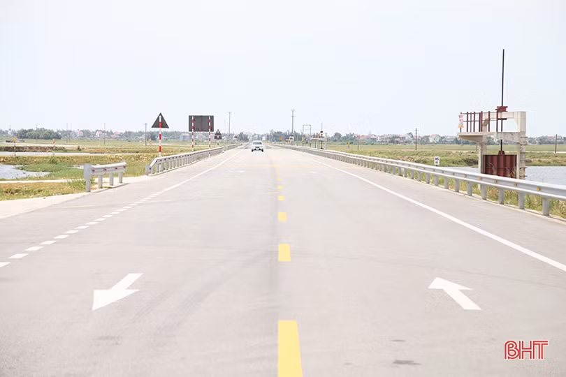 Cần lắp đặt hệ thống điện chiếu sáng, đèn trang trí trên cây cầu lớn nối 2 bờ Nghệ An - Hà Tĩnh