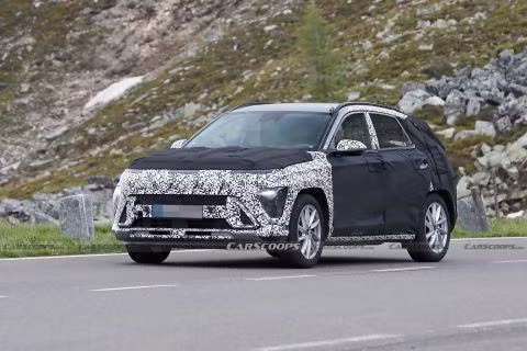 Hyundai Kona 2024 lộ diện trên đường thử với thiết kế đèn LED giống Staria