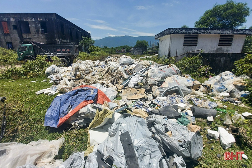 Hà Tĩnh: Bắt quả tang 3 xe tải đổ trộm chất thải ra môi trường