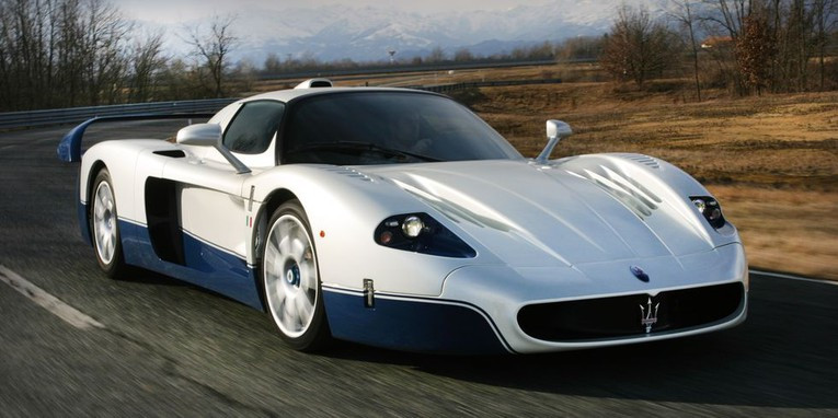 Maserati MC12: Được sản xuất từ năm 2004 - 2005, đây là chiếc Maserati kỳ lạ nhất từng được sản xuất với kích thước lớn, đuôi xe dài, chiều rộng cực lớn cùng nhiều chi tiết khí động học hiện đại vượt thời gian. Chỉ có 50 chiếc giới hạn được sản xuất 10 siêu xe vĩ đại nhất thế kỷ 21