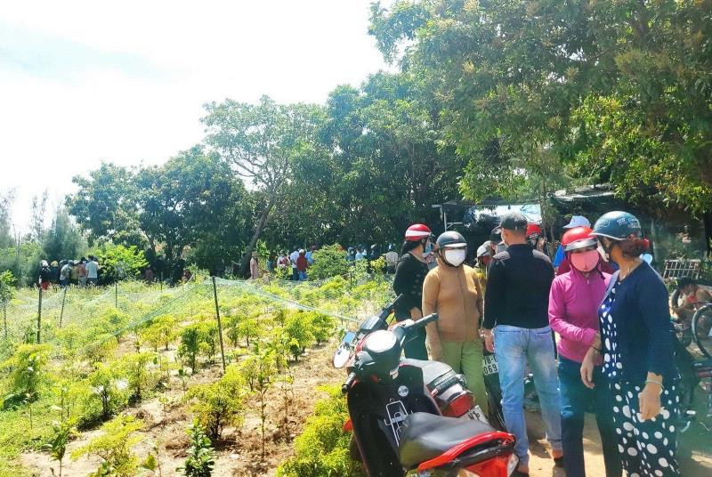 Người dân địa phương bàng hoàng khi nghe tin 3 người trong gia đình ông Nguyễn Cu bị sát hại. Người dân địa phương bàng hoàng khi nghe tin 3 người trong gia đình ông Nguyễn Cu bị sát hại.