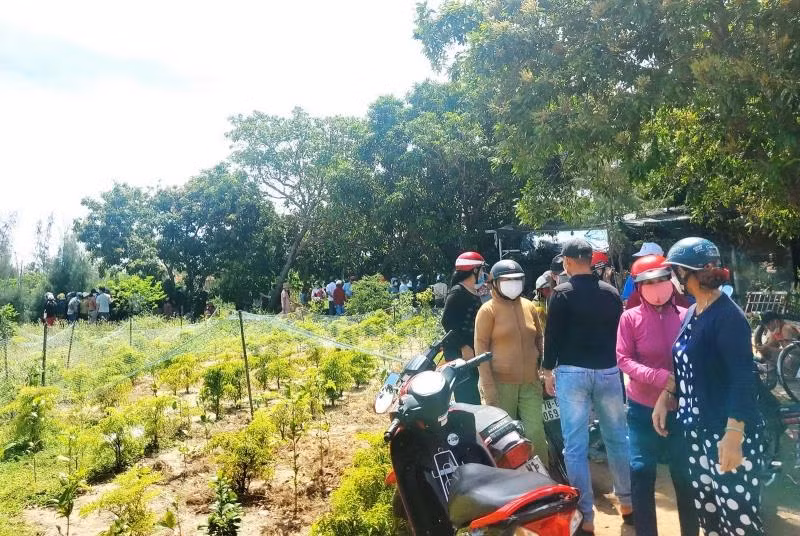 Người dân địa phương bàng hoàng khi nghe tin 3 người trong gia đình ông Nguyễn Cu bị sát hại.