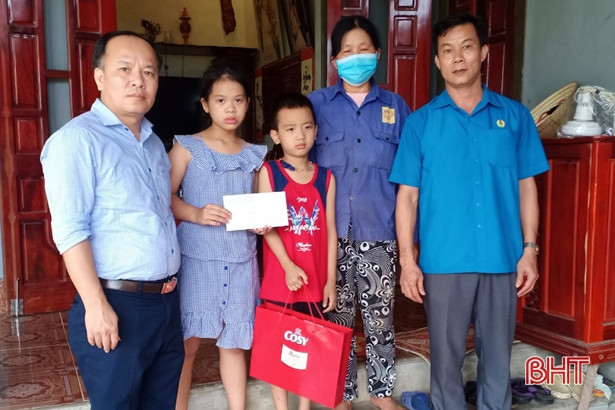 Công đoàn Hà Tĩnh tặng quà con em người lao động nhân Ngày Quốc tế Thiếu nhi