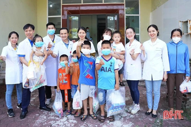 Công đoàn Hà Tĩnh tặng quà con em người lao động nhân Ngày Quốc tế Thiếu nhi