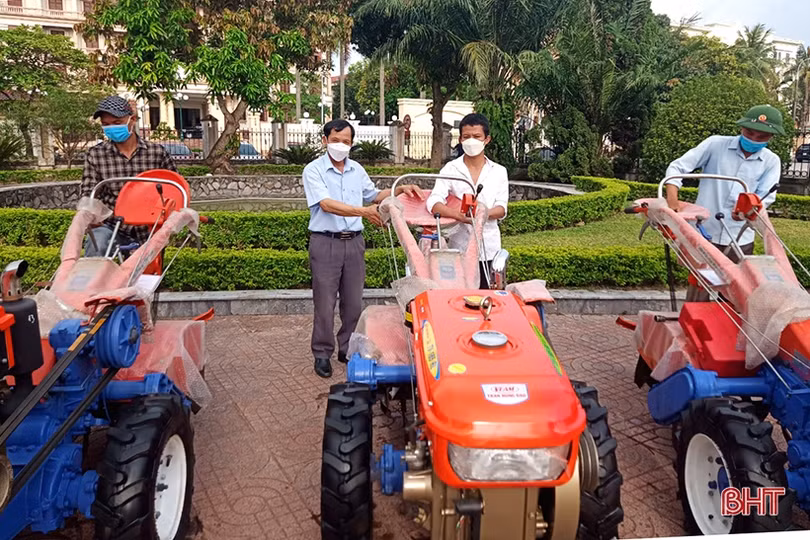 Bàn giao 20 máy kéo cho hộ nghèo ở Hương Sơn
