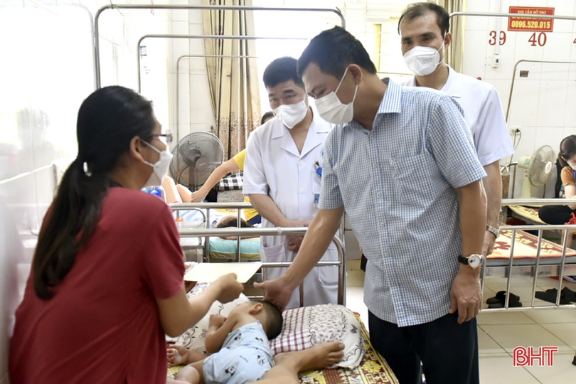 Lãnh đạo Hà Tĩnh tặng quà trẻ em đặc biệt khó khăn dịp Quốc tế thiếu nhi