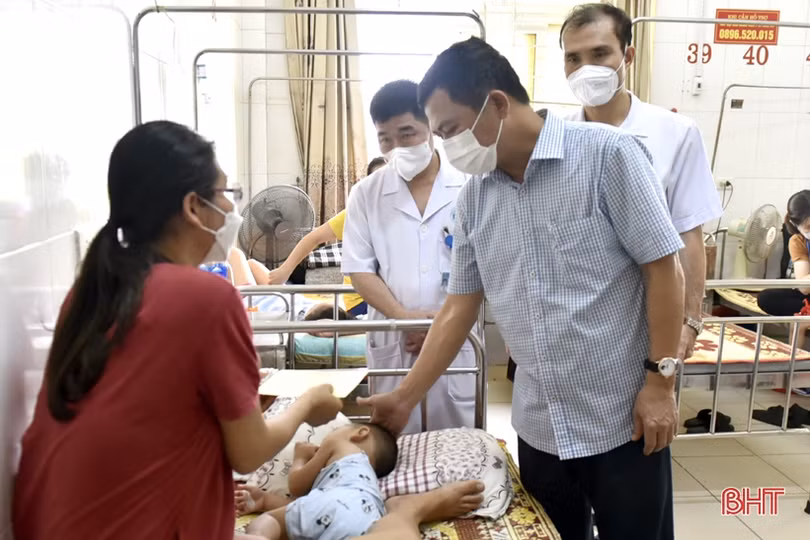 Lãnh đạo Hà Tĩnh tặng quà trẻ em đặc biệt khó khăn dịp Quốc tế thiếu nhi