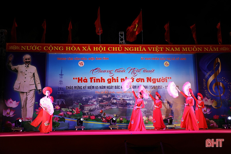 Lắng đọng chương trình nghệ thuật “Hà Tĩnh ghi nhớ ơn Người” tại TX Kỳ Anh