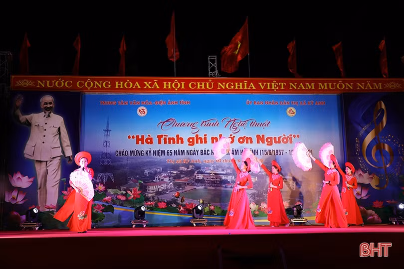 Lắng đọng chương trình nghệ thuật “Hà Tĩnh ghi nhớ ơn Người” tại TX Kỳ Anh