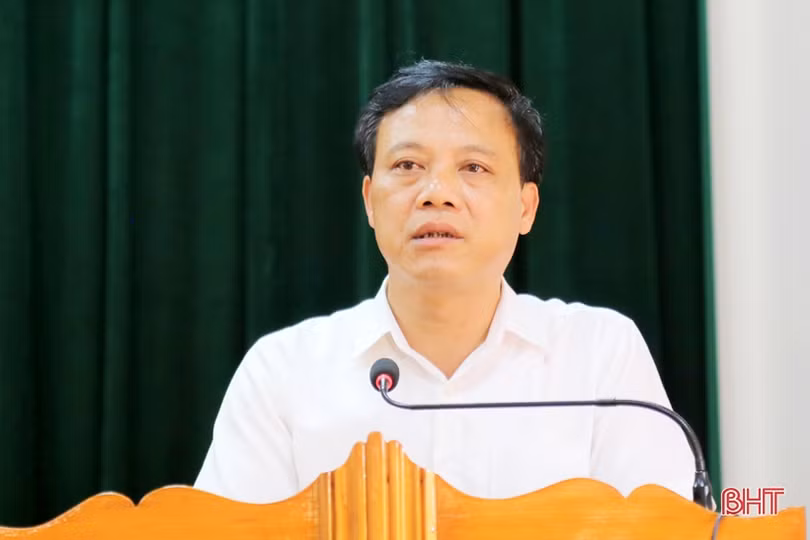 Trao quà cho 25 học sinh khó khăn ở Thạch Hà trước kỳ thi vào lớp 10