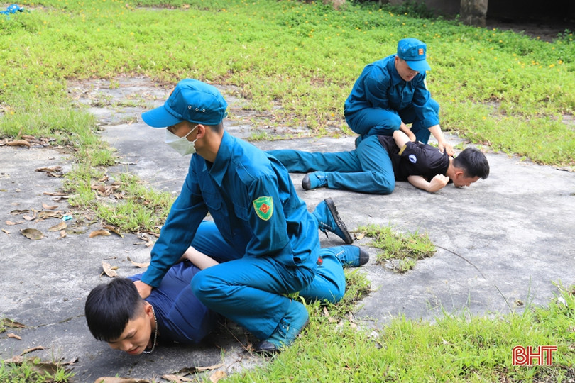 Xem “chiến sỹ sao vuông” thực hành khả năng chiến đấu