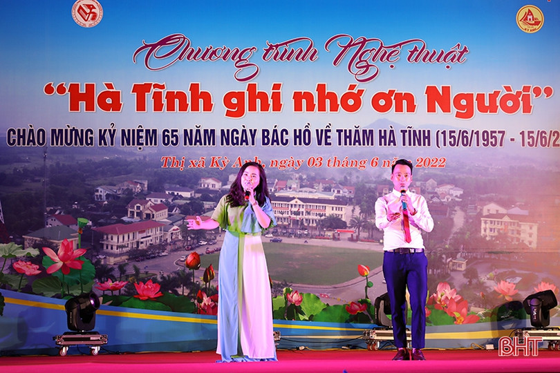 Lắng đọng chương trình nghệ thuật “Hà Tĩnh ghi nhớ ơn Người” tại TX Kỳ Anh