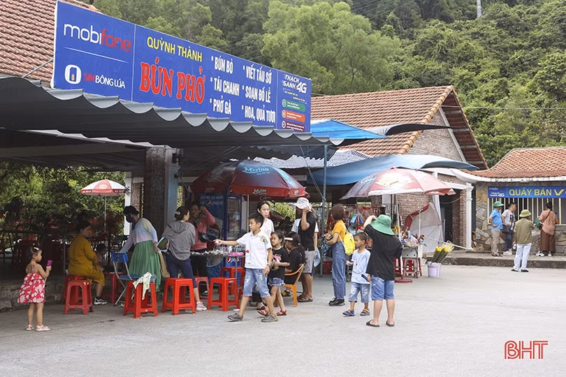 Giữa mùa hè, chùa Hương Tích Hà Tĩnh vẫn hút khách