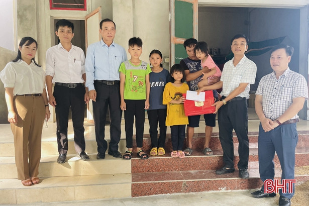 Công đoàn Hà Tĩnh tặng quà con em người lao động nhân Ngày Quốc tế Thiếu nhi