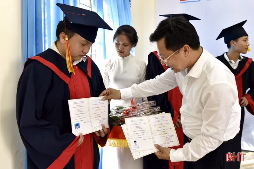 Trường Trung cấp nghề Hà Tĩnh trao bằng tốt nghiệp cho 39 học sinh