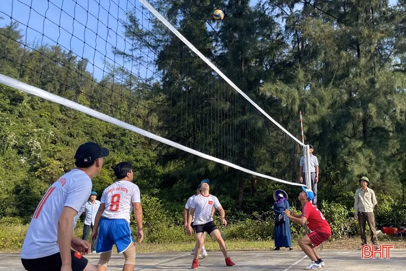 Tổ chức thành công Giải Bóng chuyền nam cán bộ, công chức cấp xã mừng Lễ hội đền Lê Khôi