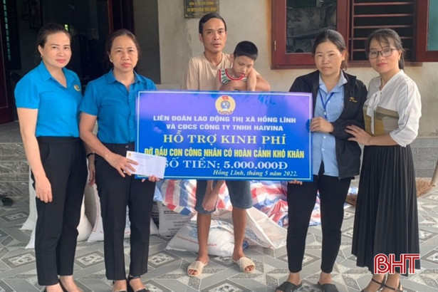 Công đoàn Hà Tĩnh tặng quà con em người lao động nhân Ngày Quốc tế Thiếu nhi