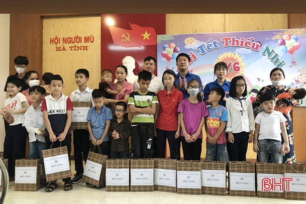 Tặng 471 suất quà cho trẻ em khiếm thị, con của người mù ở Hà Tĩnh