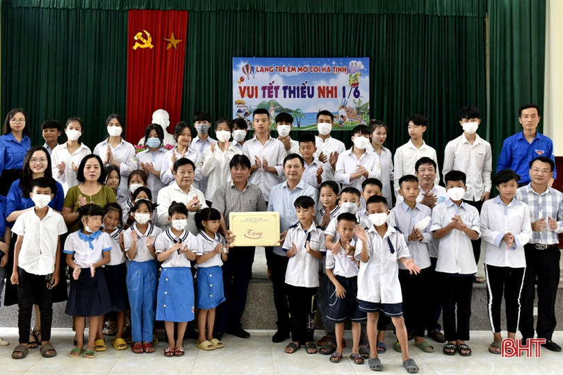 Lãnh đạo Hà Tĩnh tặng quà trẻ em đặc biệt khó khăn dịp Quốc tế thiếu nhi