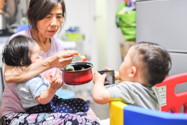 Gánh nặng “trẻ nuôi con, già chăm cháu”