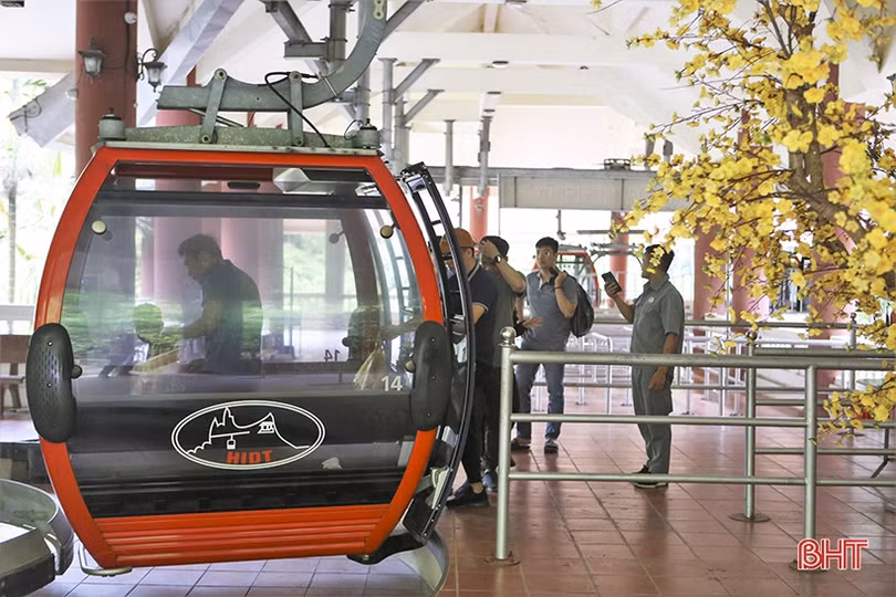 Giữa mùa hè, chùa Hương Tích Hà Tĩnh vẫn hút khách