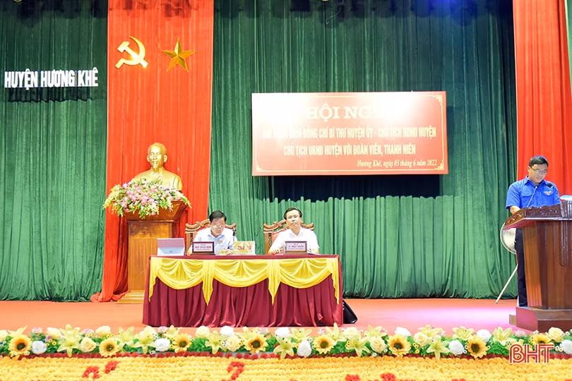Lãnh đạo huyện Hương Khê đối thoại với hơn 200 đoàn viên, thanh niên