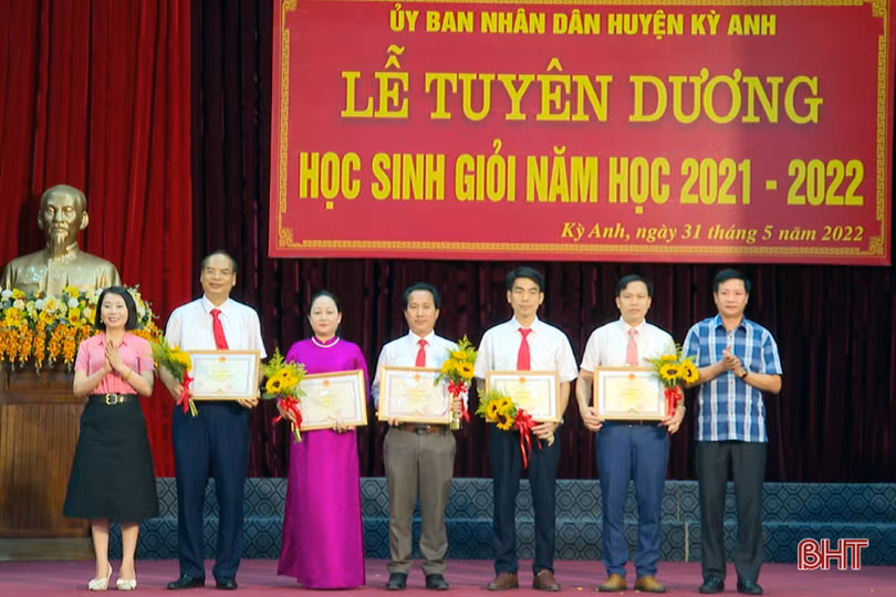 Huyện Kỳ Anh tuyên dương học sinh giỏi các cấp
