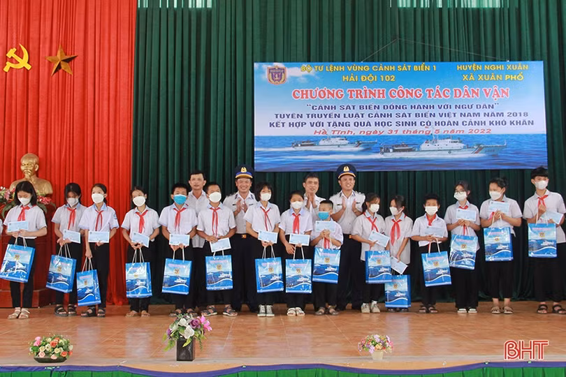 Tuyên truyền về biển đảo và tặng quà cho học sinh khó khăn ở Nghi Xuân