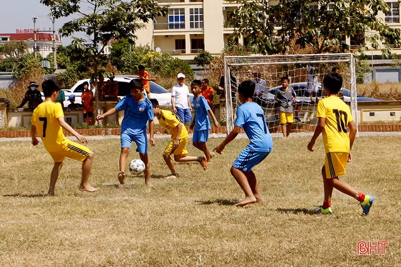 Sôi nổi sân chơi bóng đá thiếu niên nhi đồng trong dịp nghỉ hè tại Hà Tĩnh