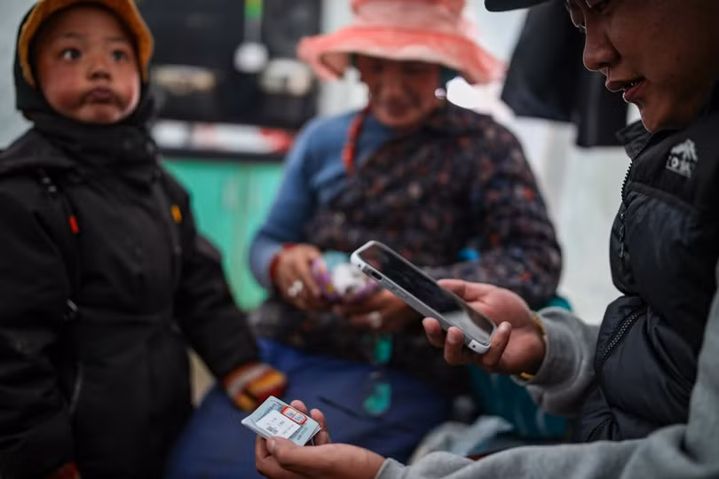 Mùa thu hoạch đông trùng hạ thảo ở Tây Tạng