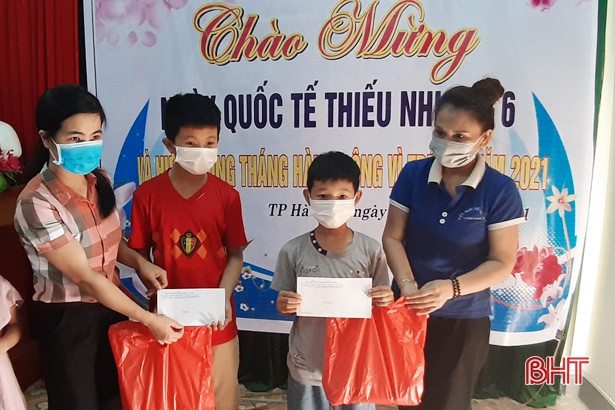 Tặng 471 suất quà cho trẻ em khiếm thị, con của người mù ở Hà Tĩnh