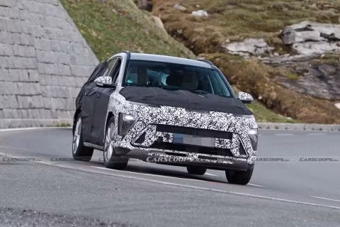 Hyundai Kona 2024 lộ diện trên đường thử với thiết kế đèn LED giống Staria