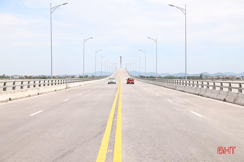 Cần lắp đặt hệ thống điện chiếu sáng, đèn trang trí trên cây cầu lớn nối 2 bờ Nghệ An - Hà Tĩnh