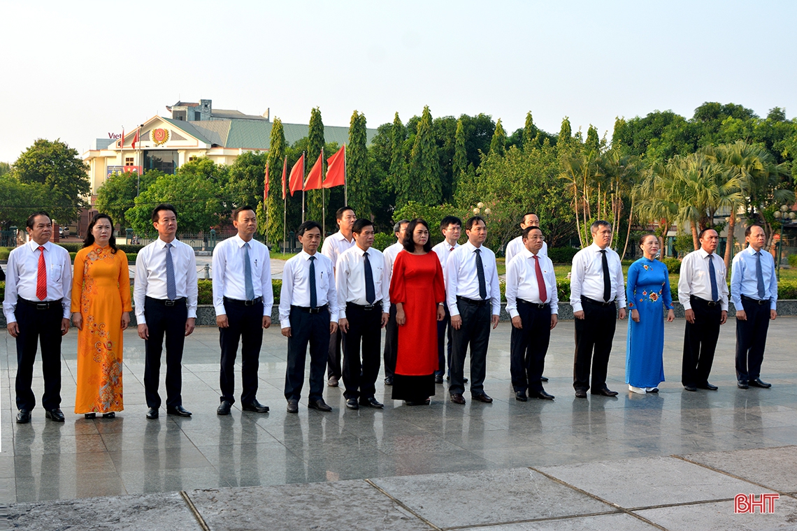 Lãnh đạo Hà Tĩnh dâng hương tưởng niệm Bác Hồ nhân kỷ niệm 75 năm Quốc khánh nước CHXHCN Việt Nam
