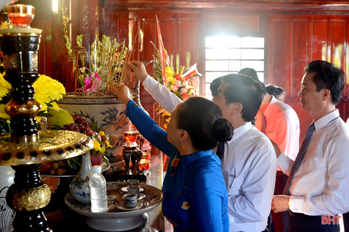 Lãnh đạo Hà Tĩnh dâng hương tưởng niệm Bác Hồ nhân kỷ niệm 75 năm Quốc khánh nước CHXHCN Việt Nam