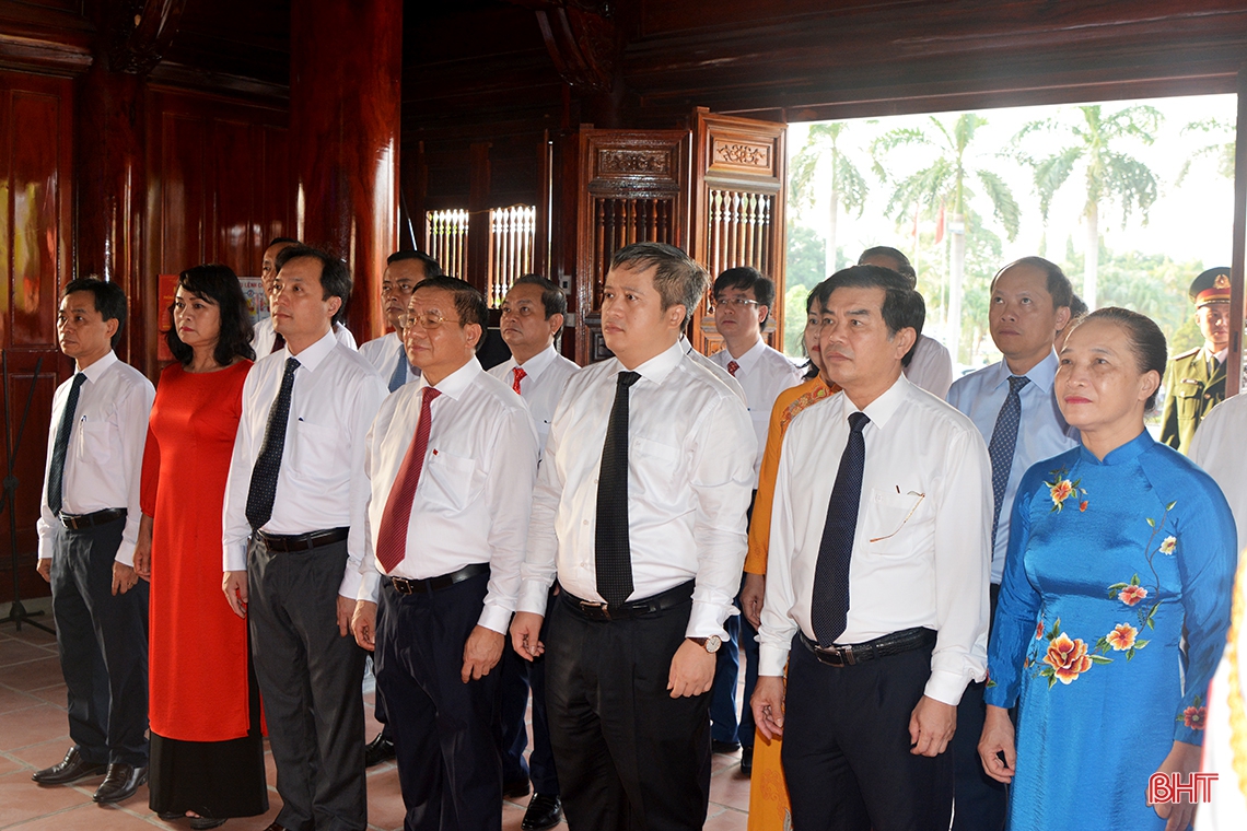 Lãnh đạo Hà Tĩnh dâng hương tưởng niệm Bác Hồ nhân kỷ niệm 75 năm Quốc khánh nước CHXHCN Việt Nam