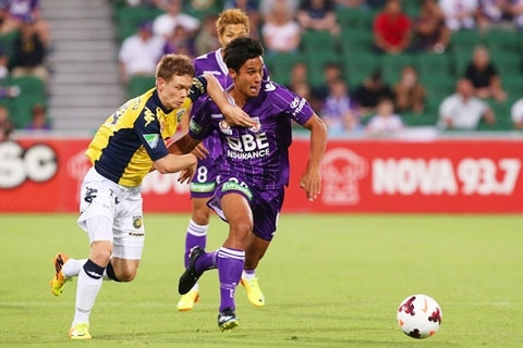 Mathew Davies (phải), cầu thủ người Australia, vừa được triệu tập vào U23 Malaysia