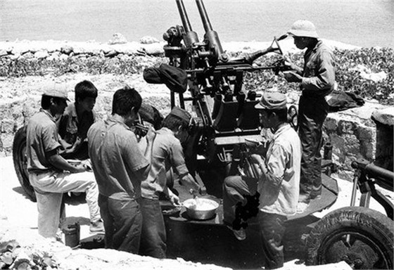 Bữa cơm trưa vội vã bên mâm pháo của cán bộ, chiến sĩ đảo Phan Vinh. Đảo được đặt theo tên của anh hùng liệt sĩ Nguyễn Phan Vinh - thuyền trưởng của nhiều con tàu không số trong kháng chiến chống Mỹ.