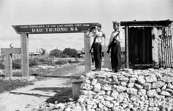 Cổng chào, trạm gác đơn sơ ở cuối cầu cảng đảo Trường Sa lớn - "thủ đô" của quần đảo Trường Sa hôm nay.