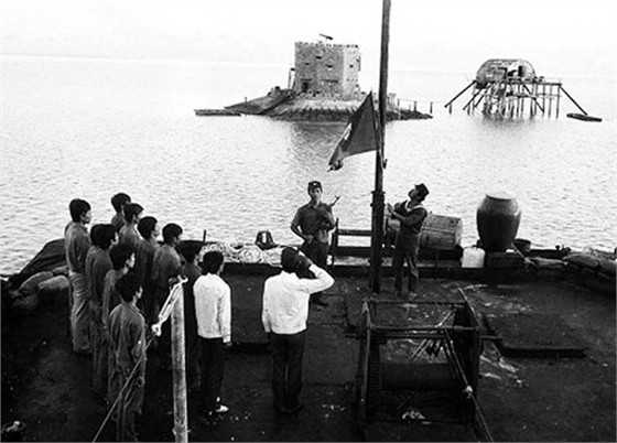 Tháng 5/1988, Đô đốc Giáp Văn Cương, Tư lệnh Hải quân chào cờ đầu tuần cùng các chiến sĩ trên pôngtông cạnh đảo Thuyền Chài. Sau lễ chào cờ này, ông có buổi nói chuyện cùng cán bộ, chiến sĩ và ra một quyết định mà bản thân ông cũng cho rằng "tàn nhẫn", đó là cắt phép của lính đảo. "Tớ đâu có muốn đày đọa các cậu. Giá trị gì mấy hòn đá cằn cỗi này mà phải gìn giữ. Nhưng đây là tổ quốc của mình, là máu thịt của mình. Chúng ta giữ gìn có phải giữ mấy hòn đá hoang dại này đâu mà là giữ biển đấy chứ. Mất đảo là mất biển, mà biển bao bọc suốt từ Bắc đến Nam. Tất cả kẻ thù đánh ta đều đi từ đường biển. Thế thì chúng ta phải giữ đảo, giữ biển thôi. Khổ mấy cũng phải giữ, có chết cũng phải giữ. Thế nên chúng mày mới phải chịu cảnh đọa đầy thế này. Tao già rồi, ngoài 70 rồi, lẽ ra phải được ở nhà an thú tuổi già, vậy mà vẫn phải lọ mọ lặn lội sóng gió ra đây với chúng mày, vẫn phải làm Tư lệnh", lời Đô đốc Giáp Văn Cương nói khi ấy sau này được nhiều lính đảo kể lại.