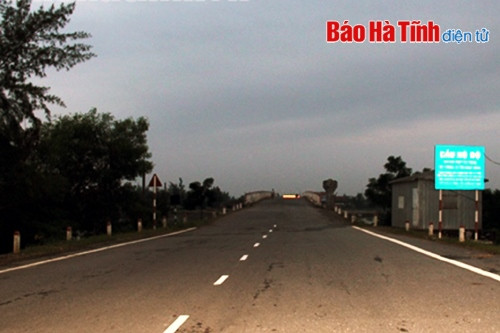 Hoàn thành lắp đặt hệ thống chiếu sáng ở cầu Hộ Độ trước ngày 30/4 ảnh 1